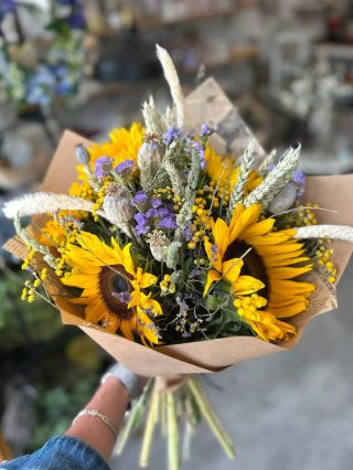 🌻 Milí zákaznici, do středy 27. 8. přijímáme objednávky na čerstvé, řezané květiny. 💐 ☎️ 736 758 358 ➡️ Kytice budete mít...