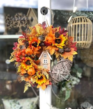 🍁 Podzim u nás na obchůdku 🍂✨ Máme pro vás připravené nádherné podzimní dekorace plné barev, dýní, lístků a květin. 🌻🎃 Ať...