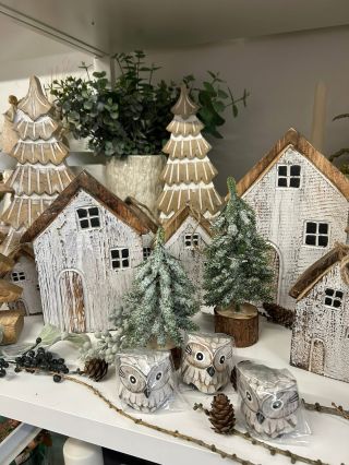 🏡 Postavte si svou zimní vesničku! 🌲 Nové dřevěné domečky, zasněžené stromečky i drobné dekorace už na vás čekají....