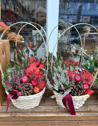 Zastavte se pro krásné podzimní dekorace – třeba tyto voňavé košíčky plné vřesu, šišek a přírodních detailů, které můžete...